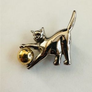 Liz Claiborne Silver Tone Cat With Gold Tone Ball Brooch Pin